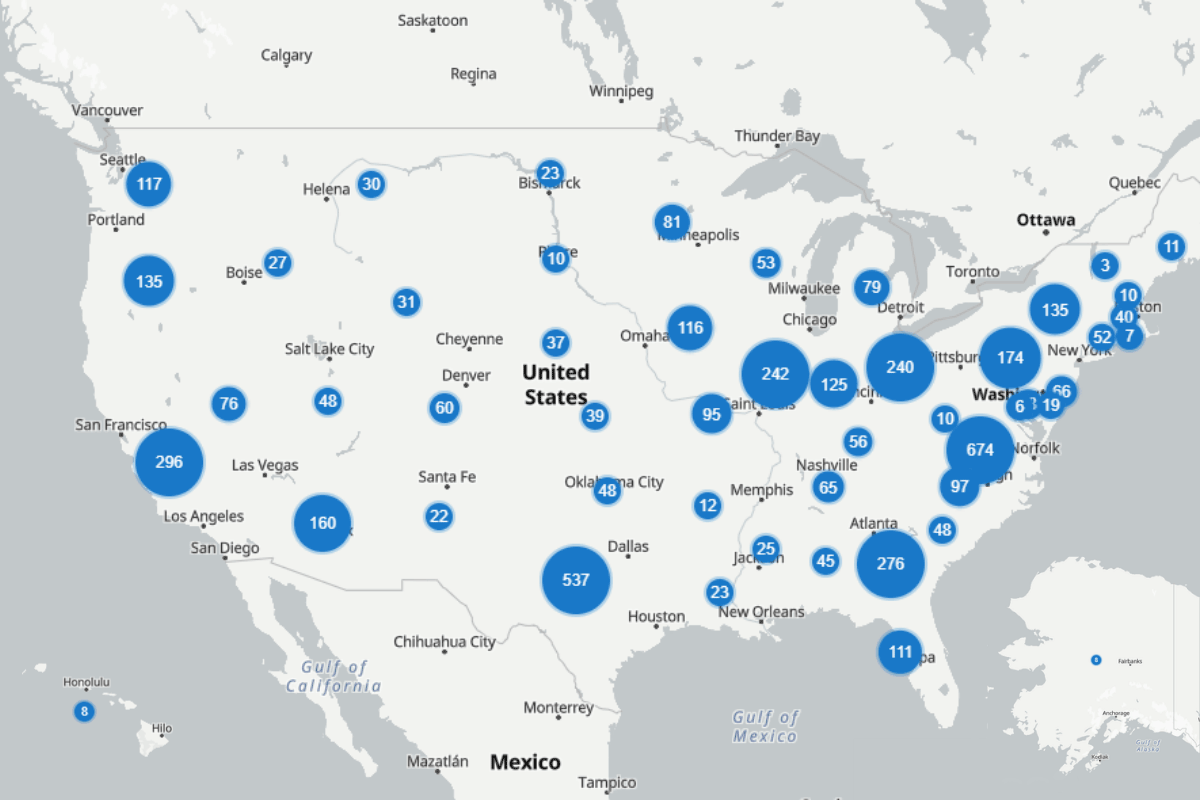 Map of the United States showing the number of data centers in each region, with the largest clusters in Northern Virginia, Texas, California and the Midwest